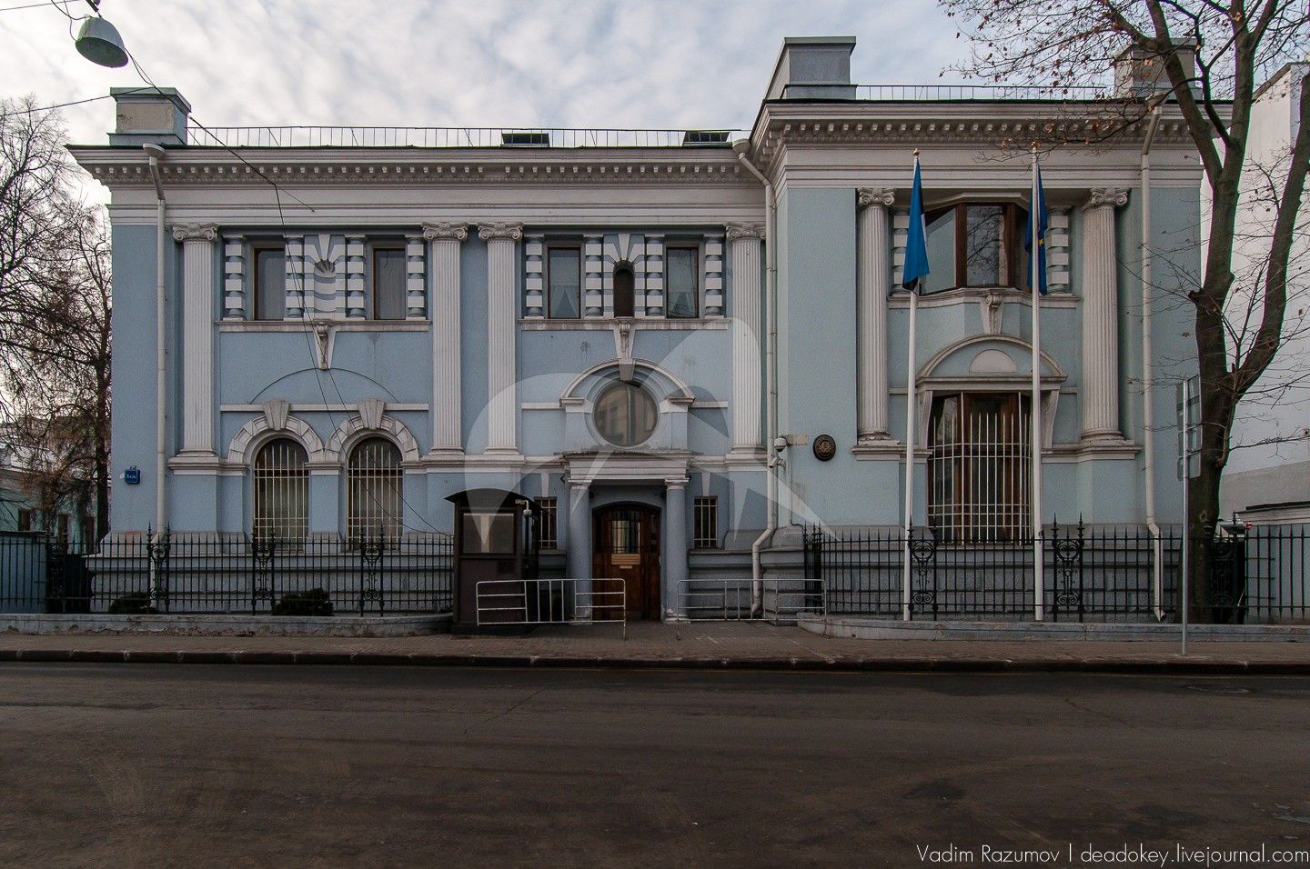 Главный дом с палатами, начало XVIII в., 1716 г., 1894 г., архитектор П.М. Самарин. Здесь в 1763 г. родился президент Академии художеств А.Н. Оленин