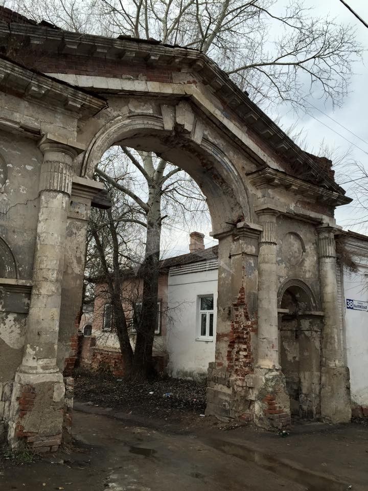 Ворота, Распятский монастырь