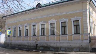 Главный дом городской усадьбы, 1837 г., 1856 г. и ограда по Хохловскому пер.