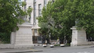 Два пилона ворот с двумя белокаменными скульптурными группами, арх. Д.И. Жилярди,  А.Г. Григорьев, ск. И.П. Витали