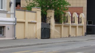 Ограда с воротами по Вадковскому пер. и Тихвинской ул., городская усадьба А.В. Маркина