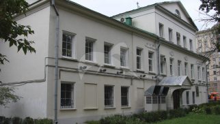 Главный дом городской усадьбы, конец XVIII века, 1-я треть XIX века, 1970-е гг.. Здесь родился и жил А.С. Грибоедов