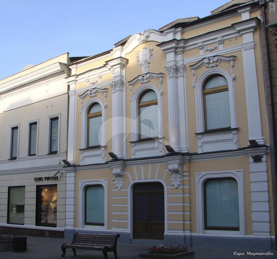 Главный дом, XVIII - начало XIX вв., городская усадьба (воссоздание). В  этом доме располагался нотный магазин П. Юргенсона, его посещали П.И.  Чайковский, Н.Д. Кашкин, Н.Г. Рубинштейн и другие выдающееся музыканты и  музыкальные