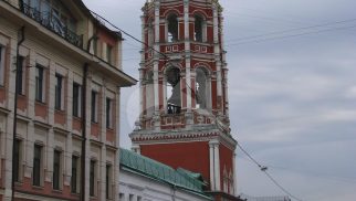Колокольня с надвратной церковью, 1690 г., ансамбль Высоко-Петровского монастыря