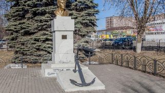 Памятник легендарному герою гражданской войны А.Г. Железнякову