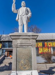 Первый в стране памятник В.И. Ленину, открытый 22 января 1924 г. И сооруженный на средства рабочих города и окрестных сел