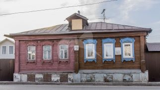 Здание, где родился и жил в 1891-1913 гг. революционер Климов Анатолий. Здесь в 1905-1907 гг. размещалась подпольная типография и хранилась нелегальная литература.