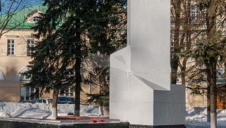 Памятник В.И. Ленину, 1925 г., скульптор Е.Д. Меркуров; бронза, кирпич