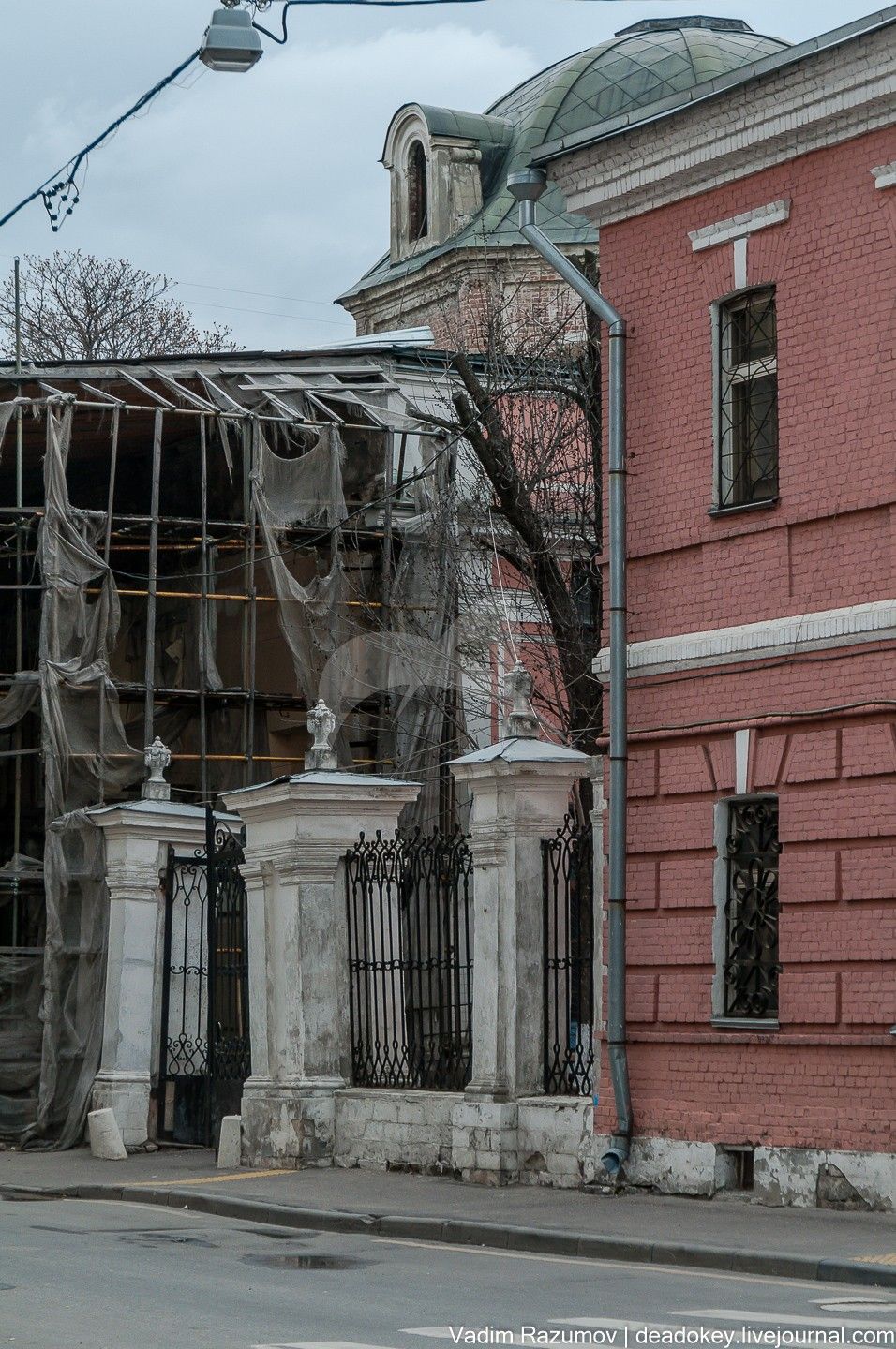 Ограда и ворота, 1763-1769 г., арх. К.И. Бланк (по ул. Б.Ордынка), церковь Екатерины