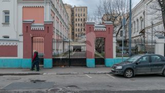 Ограда с воротами, комплекс Александро-Мариинского училища, конец XIX в., арх. А.С. Каминский