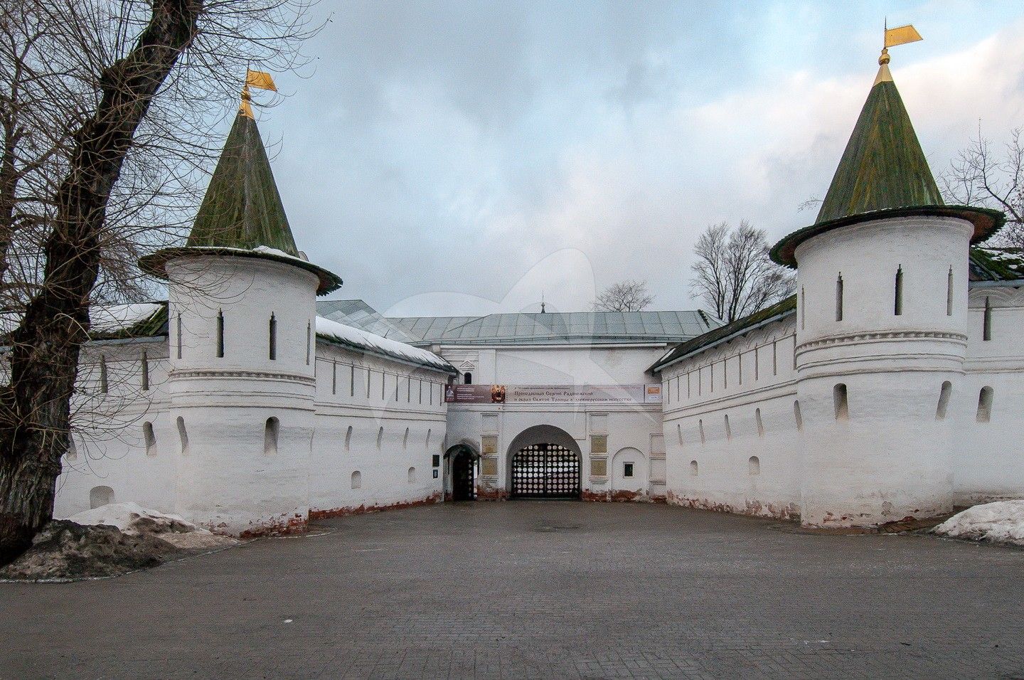 Ворота главные  с двумя башнями, Андронников монастырь