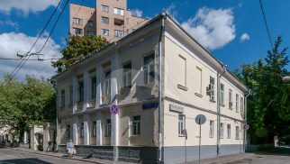 Дом, начало XIX в. , в котором в 1860-е гг. жил директор Румянцевского музея В.А. Дашков. В 1855 г. здесь жил художник, вице-президент Академии художеств Г.Г. Гагарин