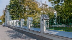Ограда вдоль Ленинского проспекта, комплекс зданий Медведниковской богадельни на Большой Калужской