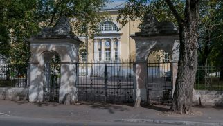 Ограда с воротами на втором дворе, начало XIX в., арх. Д.И. Жилярди, ансамбль Павловской больницы