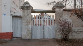 Ворота с надвратной постройкой, середина XIX в., усадьба городская