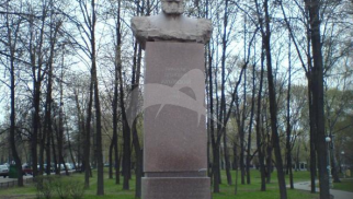 Памятник Н.Е. Жуковскому, 1959 г., скульптор Г.В. Нерода, арх. И.А. Француз