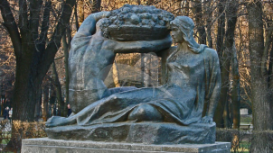 Памятник «Плодородие», 1963 г., ск. В.И. Мухина, Н.Г. Зеленская, арх. И.Е. Рожин, бронза, гранит