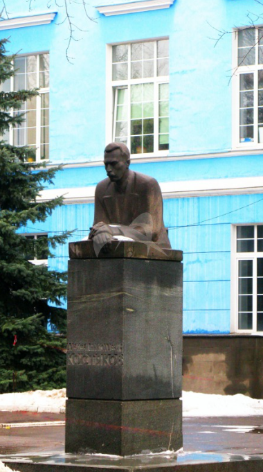 Памятник А.Н. Костякову, 1976 г., ск. Н.Б. Никогосян, арх. Н.П. Сукоян, гранит