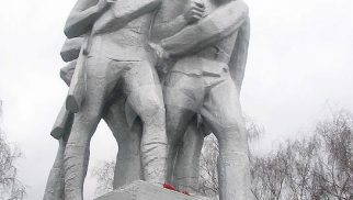 Скульптурная группа «Ополченцы», 1974 г., ск. О.С. Кирюхин, арх. Л.П. Ершов, гранит, алюминий, шпиатр