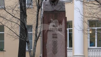 Памятник М.И. Авербаху, 1952 г., ск. С.Д. Меркуров, арх. И.А. Француз, гранит