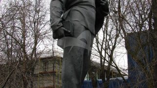 Памятник Ленину-гимназисту, 1970 г., ск. В.Е. Цигаль, арх. Н.И. Скокан, бронза, гранит