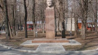 Памятник Н.Э. Бауману, 1972 г., ск. В.Н. Одиноков, арх. В.А. Климов, гранит