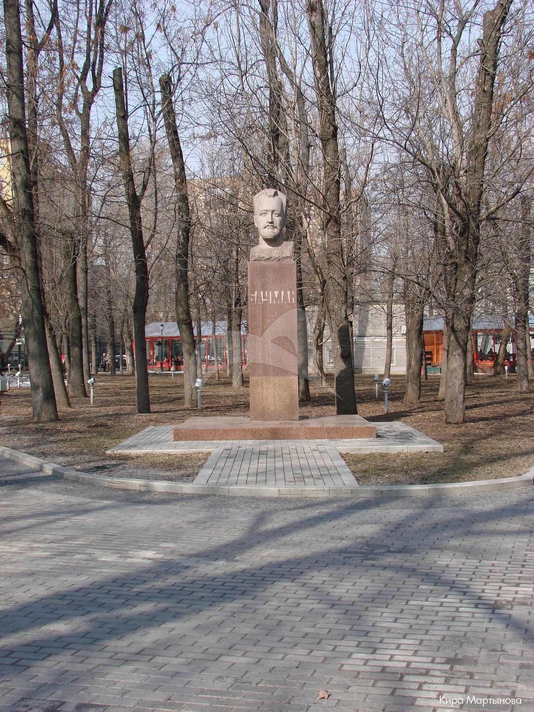 Памятник Н.Э. Бауману, 1972 г., ск. В.Н. Одиноков, арх. В.А. Климов, гранит