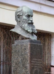 Памятник Н.Е. Жуковскому, 1953 г., ск. Г.В. Нерода, арх. И.А. Француз, бронза. Гранит