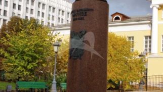 Памятник М.В. Фрунзе, 1959 г., арх. Г.И. Гаврилов, Е.И. Кутырев, бронза, гранит