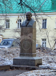 Памятник Ф.П. Гааз, 1909 г., ск. Н.А. Андреев, гранит, бетон, чугун