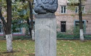 Памятник Н.А. Некрасову, 1960 г., ск. И.М. Чайков, А.А. Усачев, бронза, гранит