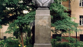 Памятник А.Н. Островскому, 1954 г., ск. Г.И. Мотовилов, арх. Л.М. Поляков, бронза, гранит