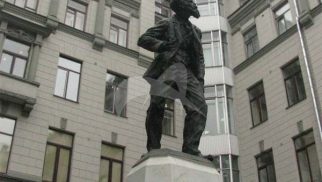 Памятник В.В. Воровскому, 1924 г., ск. И.М. Кац, бронза, мрамор