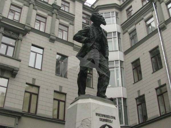 Памятник В.В. Воровскому, 1924 г., ск. И.М. Кац, бронза, мрамор