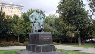 Памятник А.Н. Толстому, 1957 г., ск. Г.И. Мотовилов, арх. Л.М. Поляков, бронза, гранит