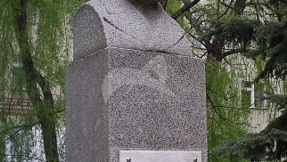 Памятник Н.Ф. Филатову, 1960 г., ск. Д.П. Шварц, арх. Ю.Я. Сосенко, гранит