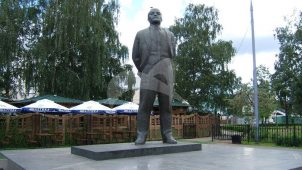 Памятник В.И. Ленину, 1967 Г., ск. Г. Йокубонис, арх. В. Чеканаускас, Б. Белозерский, А.А. Заварзин, бронза, гранит