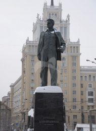 Памятник В.В. Маяковскому, 1958 г., ск. А.П. Кибальников, арх. Д.Н. Чечулин, бронза. Гранит