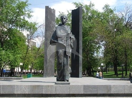 Памятник Н.К. Крупской, 1976 г., ск. Е.Ф. и А.М. Белашовы, арх. В. Воскресенский, бронза, гранит