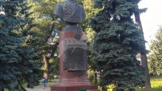 Памятник В.И. Попкову, 1953 г., ск. Л.Е. Кербель, арх. Л.Г. Голубовский, бронза, гранит