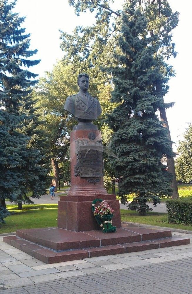 Памятник В.И. Попкову, 1953 г., ск. Л.Е. Кербель, арх. Л.Г. Голубовский, бронза, гранит