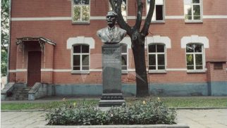 Памятник Т.П. Краснобаеву, 1955 г., ск. С.Д. Шапошников, арх. В.А. Петров, бронза, гранит