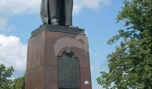 Памятник И.Е. Репину, 1958 г., ск. М.Г. Манизер, арх. И.Е. Рожин, бронза, гранит