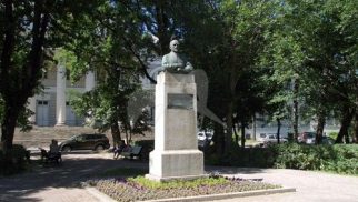 Памятник С.И. Спасокукоцкому, 1947 г., ск. В.В. Лишев, Е.Ф. Белашова, бронза, гранит