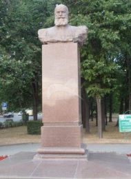 Памятник Н.Е. Жуковскому, 1959 г., ск. Г.В. Нерода, арх. И.А. Француз, гранит