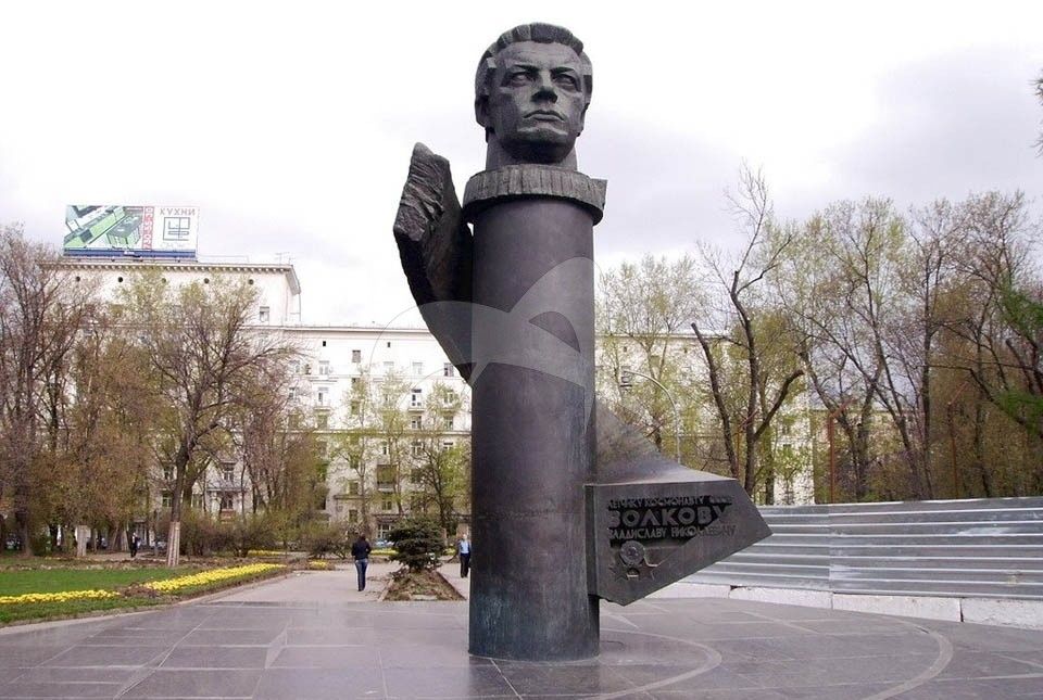 Памятник В.Н. Волкову, 1975 г., ск. Г.М. Тоидзе, арх. И.М. Студенкин, Б.И. Тхор, бронза