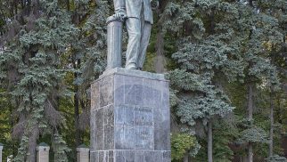 Памятник В.Р. Вильямсу, 1947 г., ск. С.К. Махтин, арх. И.А. Француз, бронза, гранит