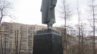 Памятник Ф.И. Толбухину, 1959 г., ск. Л.Е. Кербель, арх. Г.А. Захаров, бронза, лабрадорит