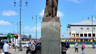 Памятник В.И. Ленину, 1967 г., ск. А.П. Кибальников, арх. В.М. Гинзбург, гранит