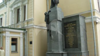 Памятник погибшим при взрыве здания МК РКП(б) 25 сентября 1919 г., 1922 г., арх. В.М. Маят, гранит, металл